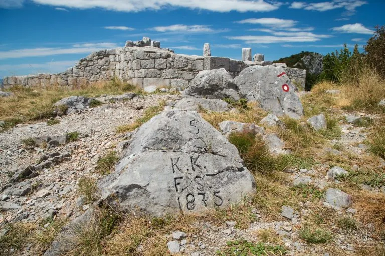 Militärische Ruinen auf dem Hügel Sabotin